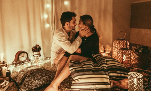 Rosenhochzeit: Wann sie gefeiert wird und was Männer wirklich gerne geschenkt bekommen