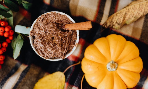 Lahodné jedlo a pitie, ktoré patria k jeseni