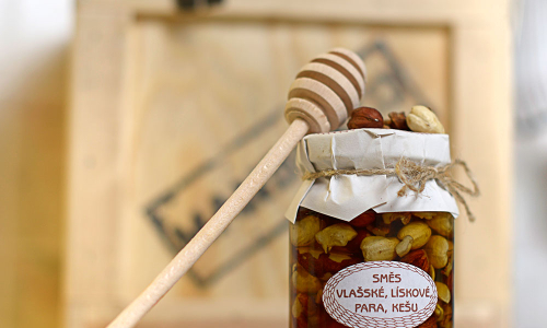 Medová pochoutka se směsí ořechů