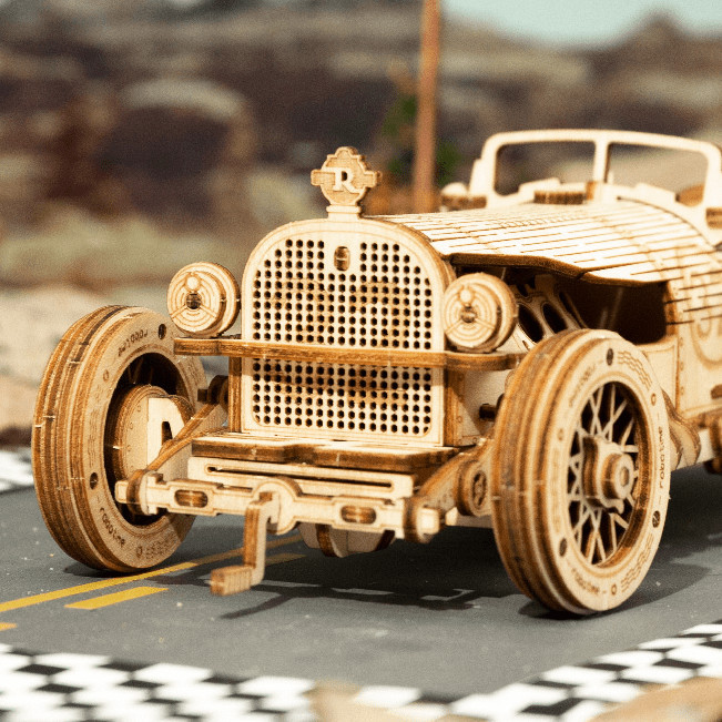 Dřevěný model retro závodního automobilu