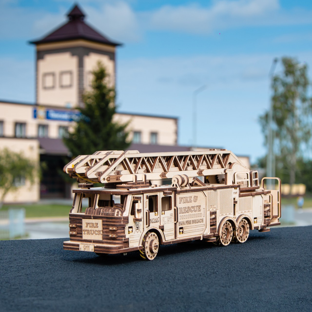 Dřevěný skládací model - hasičský vůz