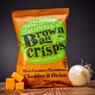 20× Křupavé, ručně vyráběné Brown Bag Crisps s cheddarem a cibulí 40 g