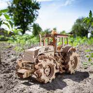 Dřevěný 3D model traktoru