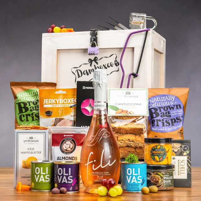 Truhly se zámečkem