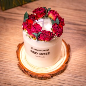 Ručně zdobená dekorativní svíčka s elegantním skleněným poklopem a intenzivní vůní - Red Rose 220 g