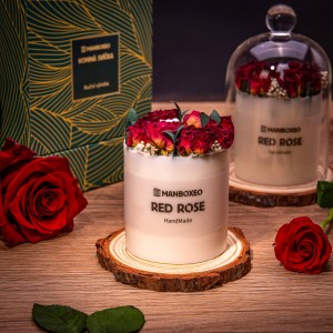 Ručně zdobená dekorativní svíčka s elegantním skleněným poklopem a intenzivní vůní - Red Rose 220 g