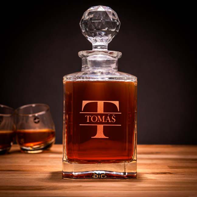 Bedna s křišťálovou karafou