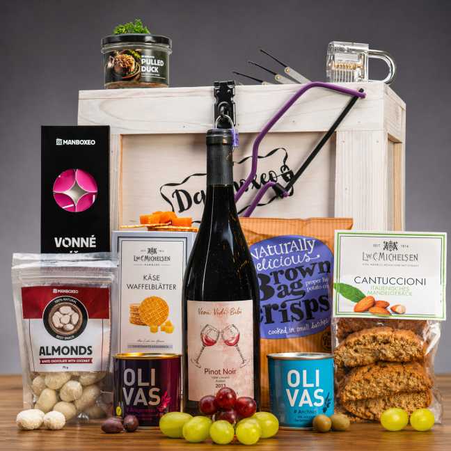 Truhla s červeným vínem