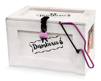 Truhly se zámečkem