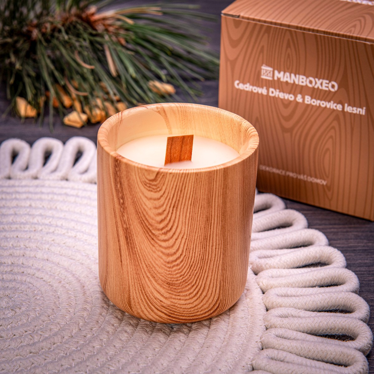 30% SLEVA Svíčka v dřevěném dekoru - Cedrové dřevo a jehličí 220 g | Dárek k narozeninám, výročí svatby, den matek, svátku | Dárek pro ženu, maminku,