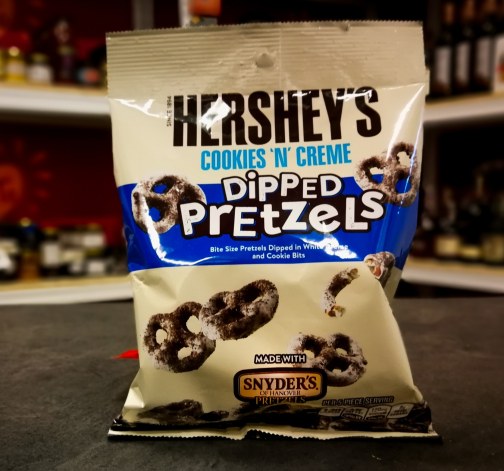 Levně Křupavé preclíky Hershey's v čokoládě s kousky sušenek 120 g