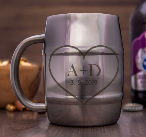 Nerezový chladicí pivní "půllitr" - Srdce s monogramem a datem - 400ml, lesklý