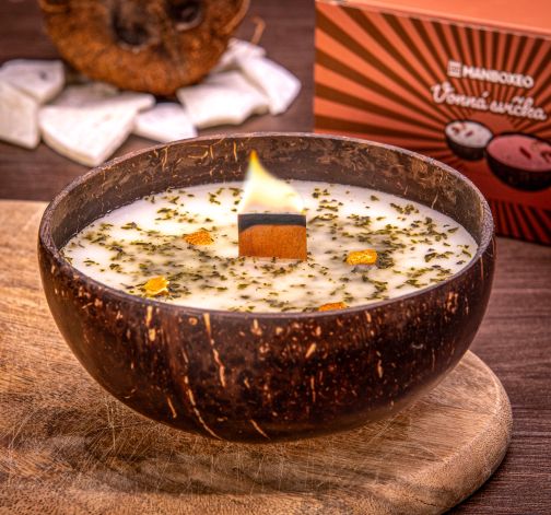 Kokosová svíčka s dřevěným praskajícím knotem a intenzivní vůní - Coconut 300g