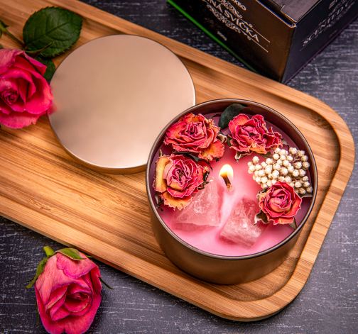 Výhodná sada zdobených svíček v plechové dóze 5x200 g