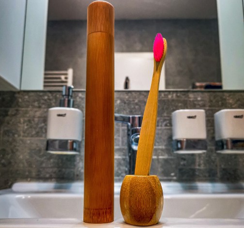 Levně Bambusový set na zubní hygienu - růžový kartáček