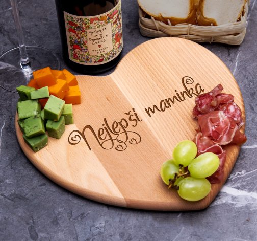 Kuchyňské prkénko dřevěné - srdce s gravírováním