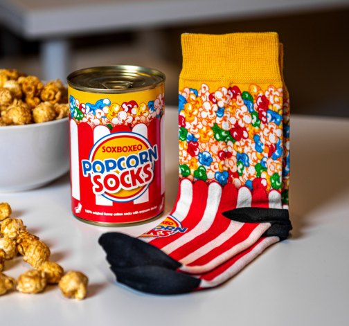 Levně Unikátní veselé Popcornové ponožky v plechovce - červenobílé