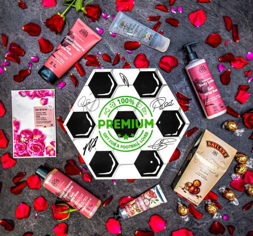 Levně Giftboxeo dárkový set Fotbalový - Plný kvalitní kosmetiky Růže a Mandlový květ
